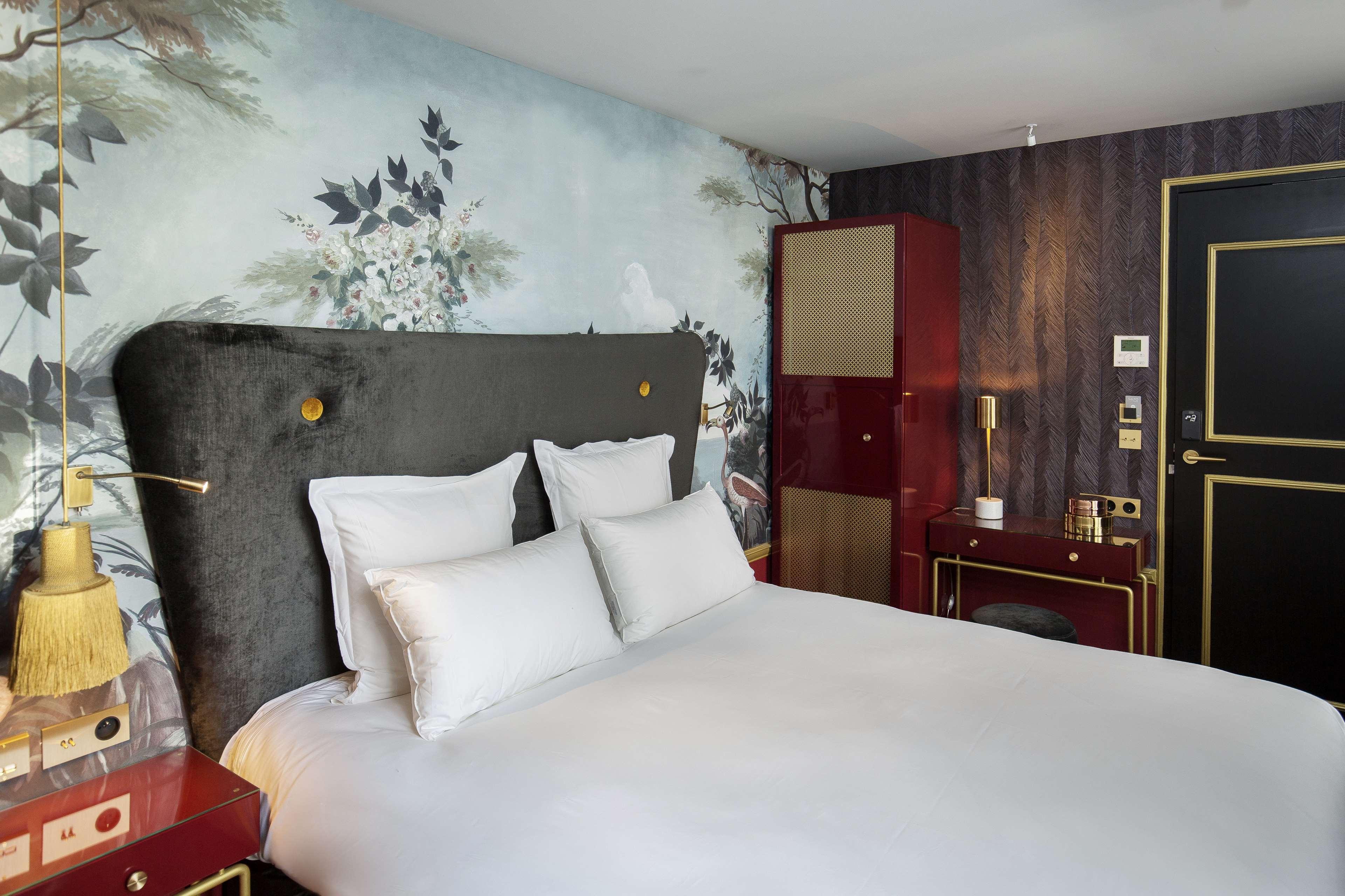 Snob Hotel