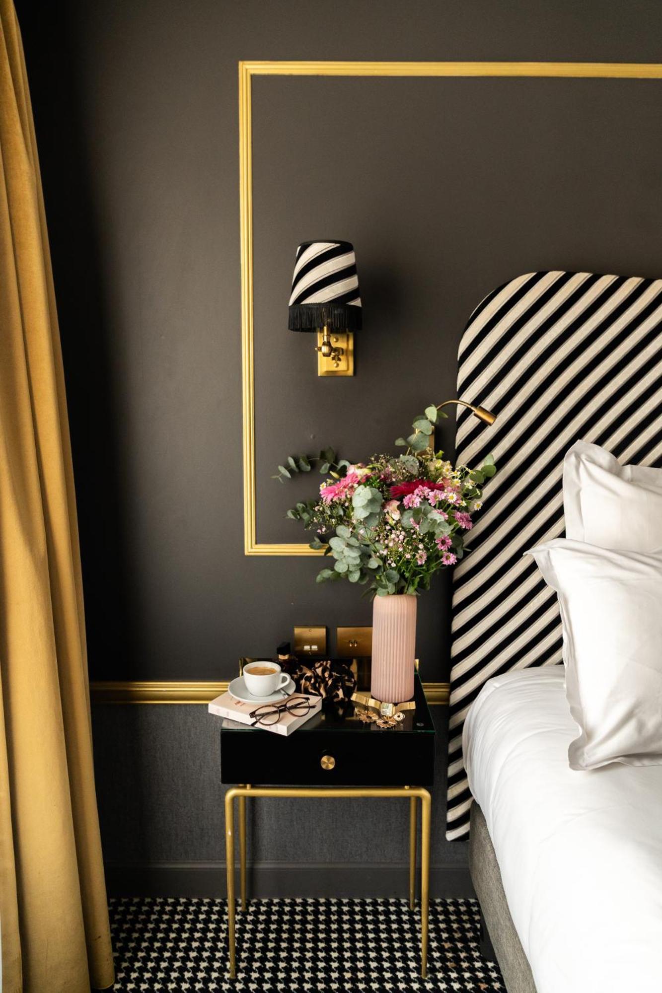 Snob Hotel